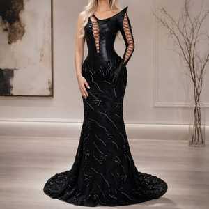 Robe de soirée sirène en similicuir noir, style corset asymétrique à encolure croisée, découpes en dentelle, longueur ras du sol avec traîne Watteau - Product Image 4