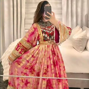 Planchea de fotos de un vestido afgano tradicional con teñido anudado en verde y dorado, con corpiño bordado en rojo y cadenas de monedas. - Product Image 3