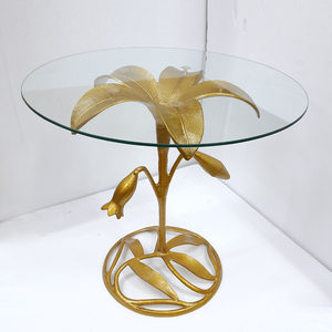 Mesa de Centro Redonda con Base en Forma de Hoja de Aluminio y Cristal Transparente, con Centro Decorativo Dorado - Product Image 1