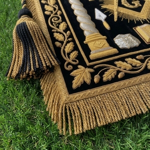 Tablier maçonnique bleu marine SMART SHINE ENTERPRISES MP-35 avec franges en fil d'or et pompons noirs, taille et impression personnalisables - Product Image 4