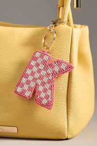 Llavero con Letra K Hecho a Mano con Cuentas, Diseño a Cuadros Rosa y Blanco, Inicial, Cierre de Langosta Dorado, Colgante para Bolso, Personalizado, Moderno y a la Moda - Product Image 2
