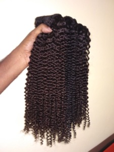 Extensions de cheveux humains bouclés indiens Remy vierges non traités, couleur naturelle saine, longueur 16 pouces, pour tissage de cheveux en usine - Product Image 1