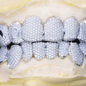 Joyería de Lujo Personalizada: Grillz Hip Hop con Letras, Micro Pavé de Moissanita y Acabado Plateado para Hombres - Product Image 2