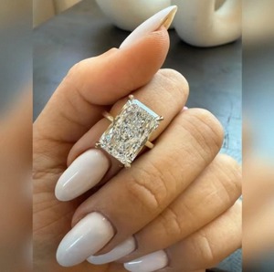 Bague de luxe en diamant de laboratoire taille radiant pour femme, or, cadeau de fiançailles et de mariage, disponible en 9K, 14K, 18K avec certificat IGI SGL - Product Image 2