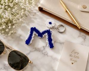 Llavero de ganchillo con letra M personalizado, el más vendido, hecho a mano con hilo de algodón, colgante para bolso, soporte para llaves, regalo disponible para la venta - Product Image 2
