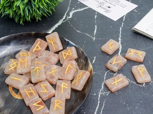 Juego de Piedras Rúnicas de Cuarzo Rosa, 25 Piezas, Letras Futhark Grabadas, Forma Rectangular, Gemas de Cristal Hechas a Mano, Coleccionable Artístico - Product Image 2