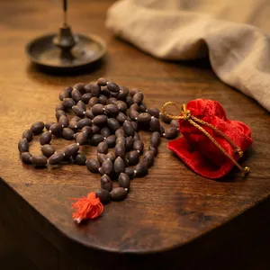 Collier de méditation traditionnel indien en bois de santal rouge naturel Lal Chandan Mala fait main, style zen asiatique, pour Diwali - Product Image 2