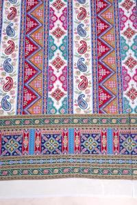 Tissu en crêpe naturel blanc à imprimé géométrique ethnique avec bordure ornementale Paisley pour la confection de robes Kurti - Product Image 3