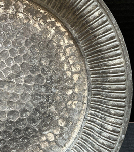 Assiette de présentation en métal argenté texturé avec motif grainé, design rond élégant pour mariage, banquet, fête et décoration de table à domicile - Product Image 4