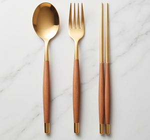 Cubertería de diseño minimalista con mango de madera, acabado dorado, utensilios de cocina hechos a mano para el hogar. - Product Image 1