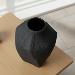 Vase à fleurs en métal noir mat texturé effet pierre, élégant, fait main, décoration moderne pour la maison, pièce maîtresse, unité unique uniquement - Product Image 4