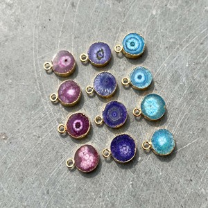 Colgante Redondo de Cuarzo Solar Chapado en Oro sobre Latón en Morado, Verde y Azul, Estilo Romántico, Joyería con Colgante Electrochapado - Product Image 6