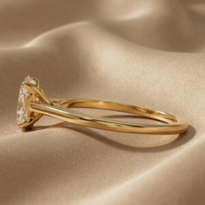 Anillo de compromiso solitario con diamante CVD cultivado en laboratorio, corte ovalado, color D-E, engaste catedral, oro amarillo laminado, diamantes certificados por IGI. - Product Image 3