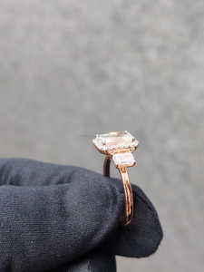 Anillo de Diamantes de Corte Radiante de Lujo en Oro Rosa con Piedras Laterales, Elegante Joya de Compromiso para Mujer, Estilo Premium Personalizado - Product Image 3