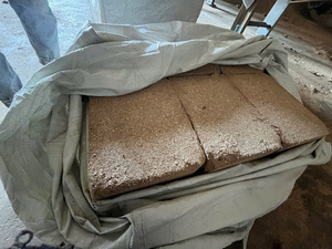 Les balles de sciure de bois sont généralement un type de matériau de rembourrage fabriqué à partir de sciure de bois (bois déchiqueté) qui est comprimée en blocs. - Product Image 2