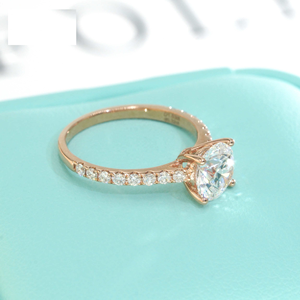 Bague de fiançailles ovale en moissanite or rose avec pierres latérales étincelantes et design solitaire élégant pour mariée - Product Image 6