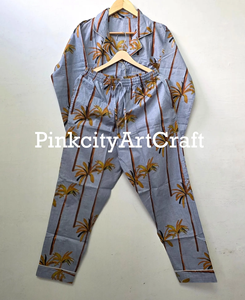 Ensemble de pyjama de luxe élégant et artisanal en coton bleu pour femme, imprimé palmiers tropicaux, col à revers, taille élastique - Product Image 2