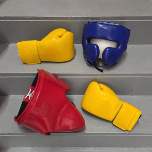 Guantes de Boxeo Profesionales al por Mayor, Conjunto de Protección para Cabeza/Ingle, Cuero Vacuno de Alta Calidad, con Cordones, Personalizables - Product Image 1