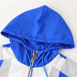 Chaqueta Cortavientos con Capucha y Media Cremallera Beta Phi Sigma Tallas Grandes, Estampado Azul Rey, Gris Claro y Blanco, Logos Bordados, Bolsillos Ocultos - Product Image 3