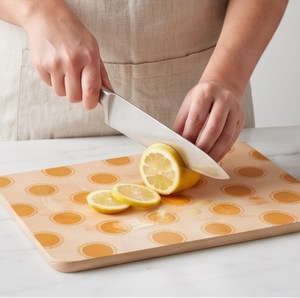 Planche à découper rectangulaire en bois à motif de points orange avec trou de suspension - Product Image 6