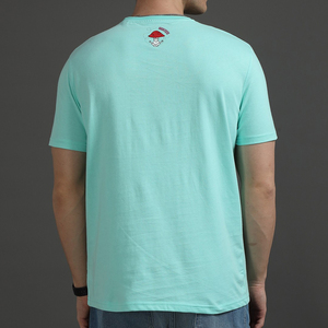 Camiseta con estampado en relieve para hombre, ofrece una calidad de fabricación superior, un estampado elegante en relieve, tacto suave y durabilidad. - Product Image 3