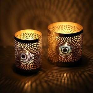 Porte-bougies en métal de luxe, conçus pour créer une lumière de bougie douce et ambiante, des textures raffinées et une chaleur élégante à l'intérieur. - Product Image 3