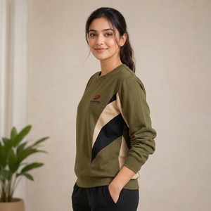 Construcción ligera de forro polar, ideal para usar en capas y conjuntos informales. Sudaderas para mujer versátiles y elegantes. - Product Image 6
