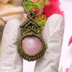 Collar de macramé hecho a mano con colgante de cuarzo rosa, cordón verde ajustable, joyería curativa - Product Image 4