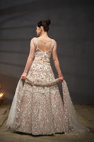Rivaayat House présente le Lehenga Choli Empire Silhouette, long jusqu'au sol, 100% soie, richement orné, de la création d'un designer.
