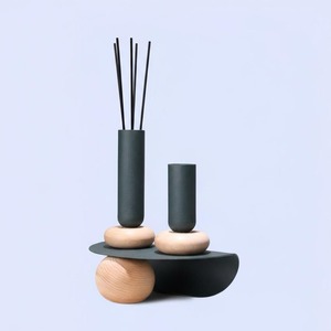 Quemador de Incienso Artístico Minimalista, Par de Columnas Dobles en Negro Mate con Detalles de Madera Redondeados y Lisos sobre una Base Curva Flotante - Product Image 2