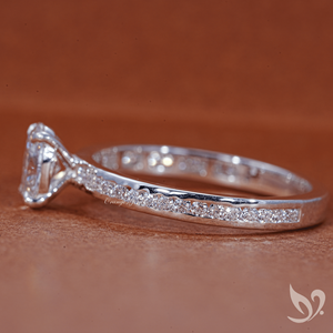 แหวนเพชรทรงรี 0.50 กะรัต เพาะเลี้ยงในห้องปฏิบัติการ รับรองโดย IGI ฝังแบบช่องและแบบพาเว่ วงแหวนทองคำขาว 10K - Product Image 2