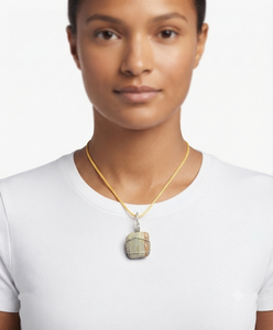Pendentif en cristal de jaspe façonné, torsadé et gravé, tendance mode, provenant du Gujarat - Idéal pour la Fête des Mères et les occasions professionnelles - Product Image 2