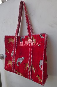 Bolso Tote de Algodón Acolchado Rojo de Alta Calidad Hecho a Mano para Mujer con Cremallera, Estampados de Vida Silvestre, Asas Rayadas, Ecológico y Espacioso - Product Image 5