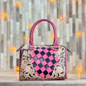 Bolso de Mano de Cuero de Lujo, Diseño Speedy, Color Rosa y Negro a Cuadros, Bordado Floral, Cierre de Cremallera, Diseño Duradero, Patrón de Tablero de Ajedrez Floral - Product Image 1