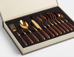 Ensemble de couverts élégants dorés avec manches en bois, compatibles lave-vaisselle, pour les occasions de mariage. - Product Image 6