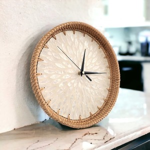 Horloge murale ronde en rotin et nacre pour salon et chambre à coucher, ajoute une touche naturelle et élégante à la décoration intérieure, provenant d'Inde. - Product Image 1