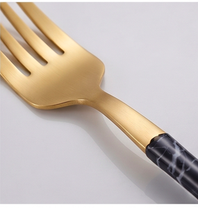 Juego de cubiertos de acero inoxidable de diseño moderno con acabado dorado y mango de mármol negro, apto para lavavajillas, para bodas, hogar y uso en cafeterías. - Product Image 2
