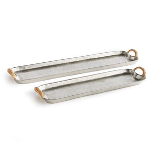 Juego de bandejas largas de aleación fundida de técnica mixta - Par de platos de metal plateado texturizado con asas envueltas en rafia - Product Image 1