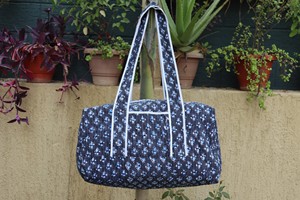 กระเป๋าเดินทางผ้าฝ้ายบุนวมน้ำหนักเบาสำหรับผู้หญิง ทำด้วยมือพร้อมซับในโพลีเอสเตอร์ทนทาน เหมาะสำหรับการเดินทางค้างคืนหรือวันหยุดสุดสัปดาห์ - Product Image 5