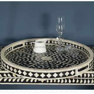 Bandeja Redonda Decorativa con Incrustaciones de Hueso, Diseño Chevron Blanco y Negro, Hecha a Mano de Primera Calidad - Product Image 4