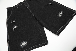 Shorts Bermuda en jean noir pour homme personnalisés avec poches à motif crâne flamboyant, design déchiré, style urbain, taille mi-haute, fermeture boutonnée, 100% coton - Product Image 3