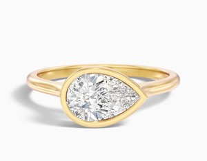 Bague de fiançailles et de mariage élégante en argent sterling 925 plaqué or jaune, sertie d'un moissanite taille poire en monture closée, style solitaire goutte d'eau - Product Image 1