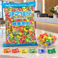 Assortiment de bonbons dans des emballages individuels colorés pour les boutiques de détail et les tables de bonbons de mariage