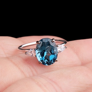 Vente en gros d'anneaux en argent sterling 925 avec topaze bleue ovale de Londres et zircone cubique, trois pierres, bijoux Memoria - Product Image 5