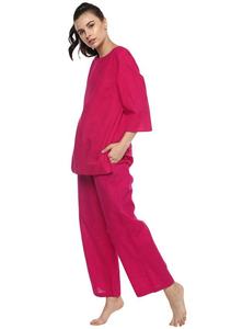 Cómoda ropa de yoga fucsia con mangas que detallan dos bolsillos laterales y pantalones elásticos tejidos cintura natural ecológica - Product Image 4