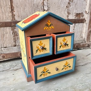 Caja de cuentas de oración de madera de mango Madhubani pintada a mano, ecológica, caja de regalo para uso doméstico, marca Aqudus Saleem, venta al por mayor en India - Product Image 3