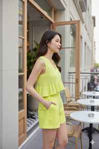 Conjunto de Verano para Mujer, Top Peplum sin Mangas con Cuello en V y Pantalones Cortos de Cintura Alta hasta la Rodilla, Color Verde Lima, Transpirable, 100% Algodón - Product Image 3