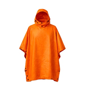 Bolsa Impermeable Reversible Personalizada Naranja y Camuflaje, Poncho para Exteriores con Capucha de Sialkot, Pakistán - Product Image 1