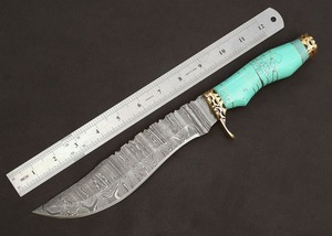 Couteau de survie en acier Damas fait main avec manche en résine et étui en cuir OEM pour le camping, la chasse et les activités de plein air - Product Image 6