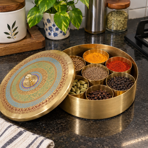 Boîte à épices ronde en laiton peinte de motifs mandala vibrants, style indien Masala Dabba, avec 7 bols, organisateur de rangement de cuisine, fabricant en gros - Product Image 5